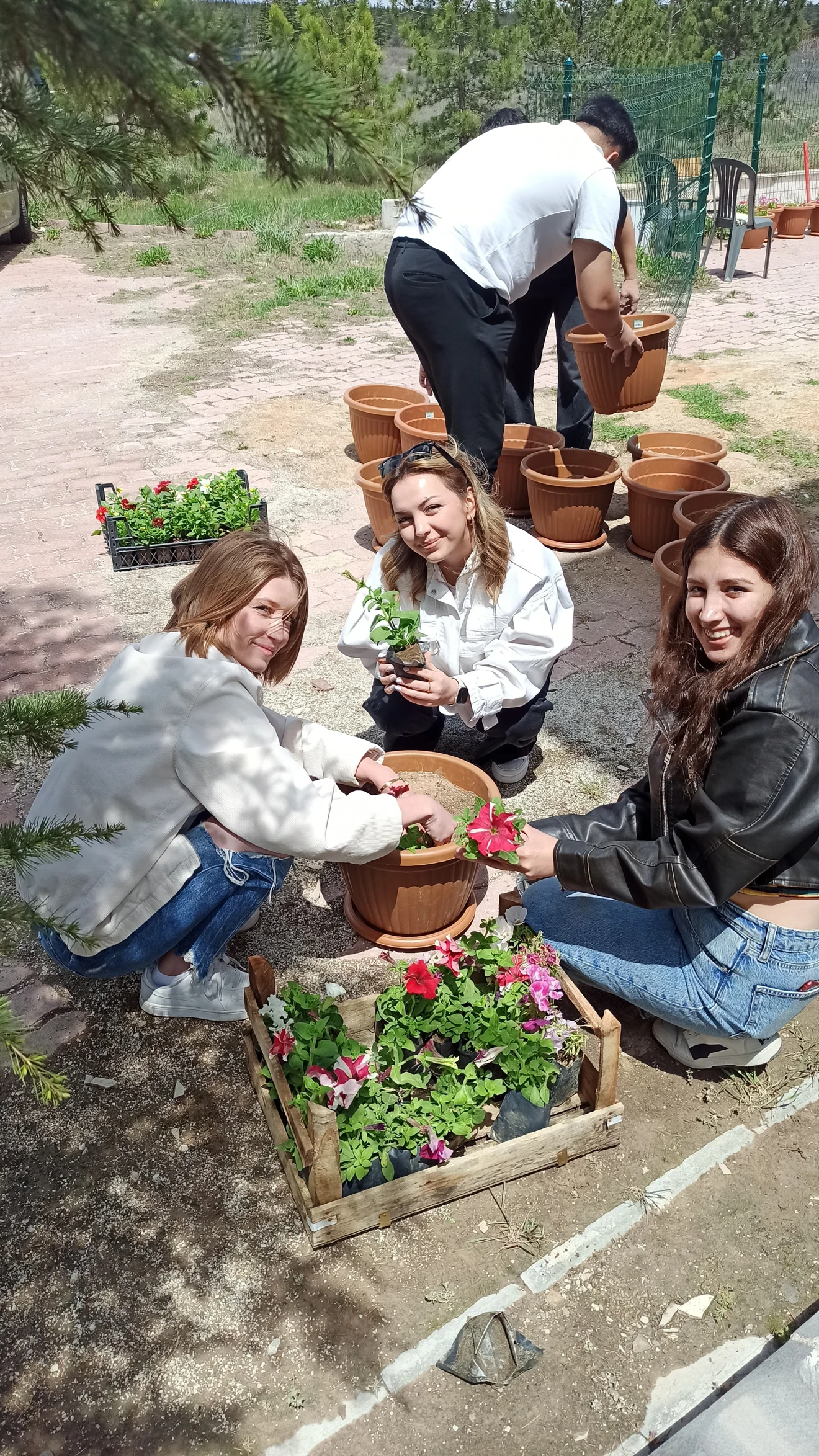 Sivil Havacılık Yüksekokulu'nda Çiçek Dikme Etkinliği